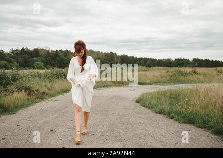 Braut zu Fuß auf Feldweg Stockfoto