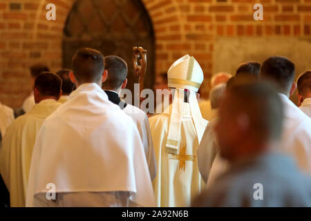 Bischof geht Priester begleitet Stockfoto