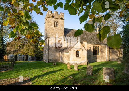 Kleine Norman Allerheiligen Kirche neben dem jakobinischen Herrenhaus auf dem Gelände des Salperton Park im Cotswold Dorf Salperton, Gloucestershire. Stockfoto