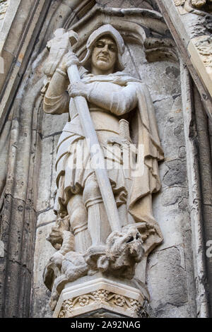 Geschnitzte Skulptur an der Fassade der Kathedrale von Exeter in Exeter in Devon, Großbritannien. Stockfoto