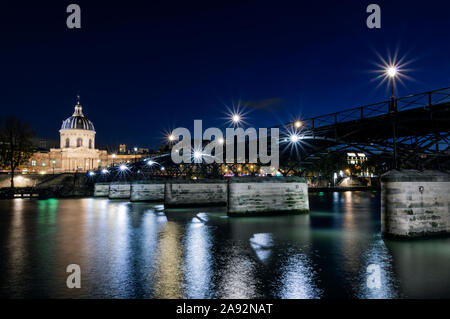 Pont des Arts. berühmte Französische Brücke zum Französischen Institut Stockfoto