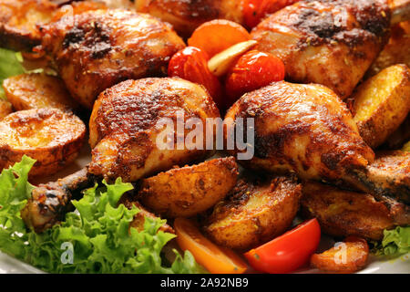 Chicken Drumsticks mit Gemüse und Kräutern Stockfoto