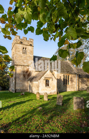 Kleine Norman Allerheiligen Kirche neben dem jakobinischen Herrenhaus auf dem Gelände des Salperton Park im Cotswold Dorf Salperton, Gloucestershire. Stockfoto