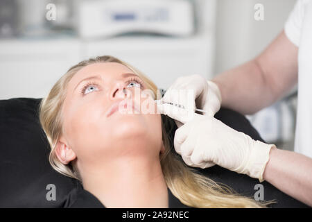 Frau empfangen Botox-Injektion Stockfoto