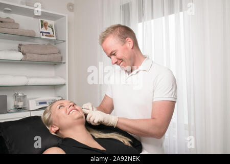 Frau empfangen Botox-Injektion Stockfoto