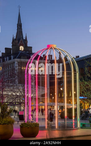 Birdcage, eine Kunstinstallation in Kings Cross in der Dämmerung; London, England Stockfoto