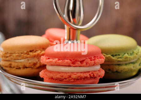 Makronen Cookies irgendwelche Arten von Farbe auf Metall Ständer Stockfoto