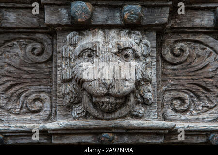 Schöne hölzerne Carving rund um die Tür zum Dekanat in der Kathedrale in Exeter, UK. Stockfoto