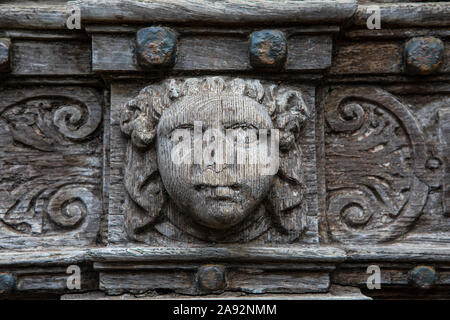 Schöne hölzerne Carving rund um die Tür zum Dekanat in der Kathedrale in Exeter, UK. Stockfoto