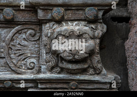 Schöne hölzerne Carving rund um die Tür zum Dekanat in der Kathedrale in Exeter, UK. Stockfoto