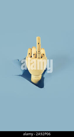 Hand durch das Loch im Papier Stockfoto