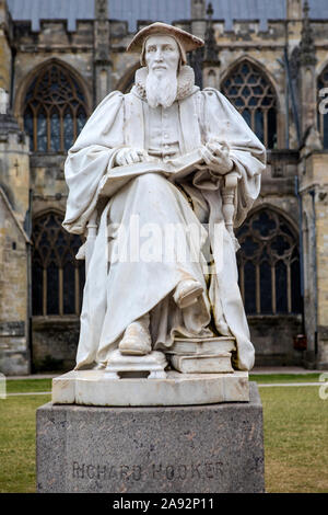 Statue des Englischen Priester und einer der wichtigsten englischen Theologen des 16. Jahrhunderts, Richard Hooker, auf dem Gelände des Exeter Cath gelegen Stockfoto