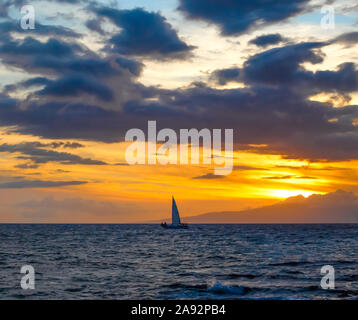 Segelboot im Meer vor der Küste von Kamaole ein und zwei Strände, Kamaole Beach Park; Kihei, Maui, Hawaii, Vereinigte Staaten von Amerika Stockfoto