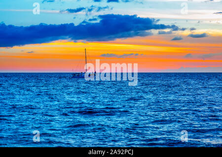 Segelboot im Meer vor der Küste von Kamaole ein und zwei Strände, Kamaole Beach Park; Kihei, Maui, Hawaii, Vereinigte Staaten von Amerika Stockfoto