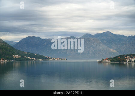 Die Einfahrt in die Bucht von Kotor Stockfoto