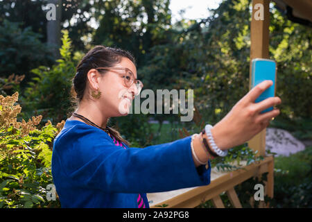 Junge Frau nehmen selfie Stockfoto