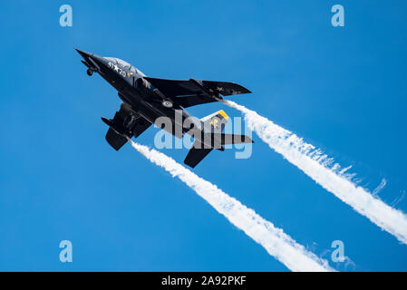 Die 1981 DORNIER GMBH ALPHA-JET-Schlepprauch bei der Durchführung von Kunstflugmanövern mit Fahrwerk nach unten in der Olympic Air Show 2019, Olympic... Stockfoto