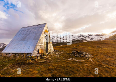 Die Thayer Hütte, die sich in einem abgelegenen Gebiet der östlichen Alaska-Bergkette neben dem Castner Gletscher befindet, bietet Bergsteigern und anderen ... Stockfoto