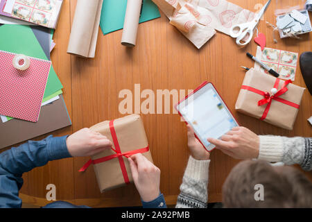 Paar Verpackung vorhanden Stockfoto