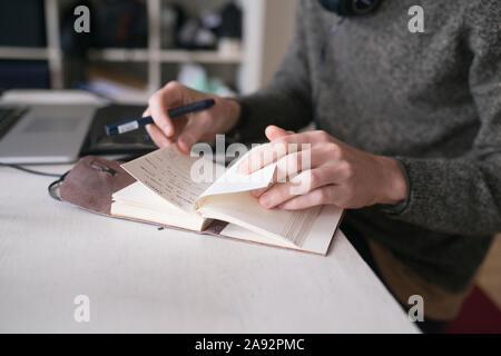 Mann schreiben Notizen im Tagebuch Stockfoto