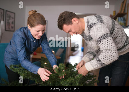 Paar Vorbereitung Weihnachtsbaum Stockfoto