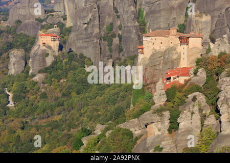 Das 16. Jahrhundert, Klöster von Rousanou (1560) und Saint Nicholas Anapausas (1527), UNESCO-Welterbestätten, in Meteora, Griechenland Stockfoto
