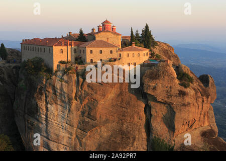 Die mittelalterliche St. Stephen's Kloster (Agios Stephanos), ein UNESCO-Weltkulturerbe, in Meteora, in Griechenland bei Sonnenuntergang Stockfoto