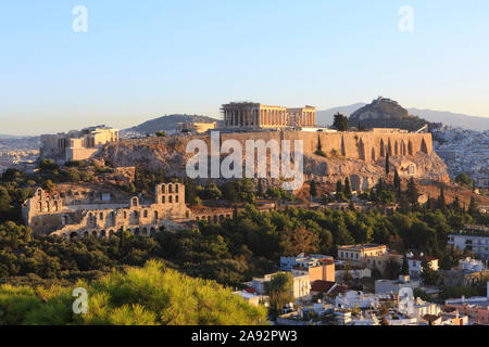 Panoramablick über die antike Akropolis, ein UNESCO-Weltkulturerbe, bei Sonnenaufgang in Athen, Griechenland Stockfoto
