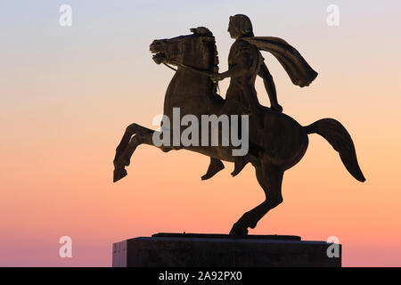 Denkmal für Alexander den Großen (356 v. Chr. - 323 v. Chr.) bei Sonnenuntergang in Thessaloniki (Makedonien), Griechenland Stockfoto