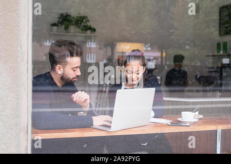 Paar im Cafe mit Laptop Stockfoto