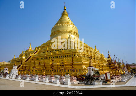 Shwezigon Pagode, Buddhistischer Tempel; Bagan, Mandalay Region, Myanmar Stockfoto