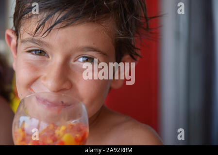Little boy Saft trinken Früchte das Restaurant am Strand des Le Monaco Le Pradet f83 Stockfoto