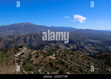 La Maroma und die Axarquia Landschaft aus dem Dorf von Comares, Málaga, Andalusien, Costa del Sol, Spanien, Europa gesehen Stockfoto