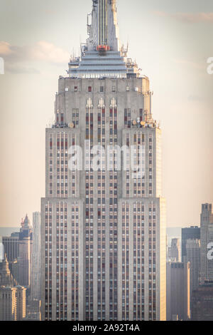 New York, USA - 17. Mai 2019: Skyline von New York mit dem Empire State Building bei Sonnenuntergang Stockfoto