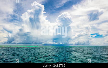 Türkisfarbenes Wasser des Pazifischen Ozeans mit einem wolkenbedecktem Himmel über dem Ozean; Malolo Island, Fidschi Stockfoto