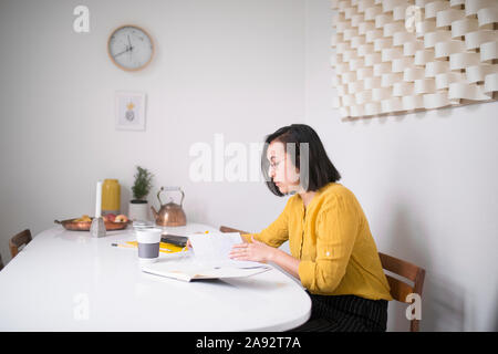 Frau in Tagebuch zu schreiben Stockfoto