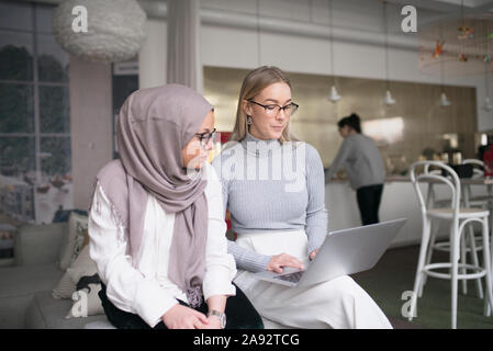 Zwei Frauen, die im Büro arbeiten Stockfoto