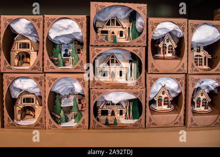 Kleine Holzhäuser von Weihnachten Dorf in Store Stockfoto