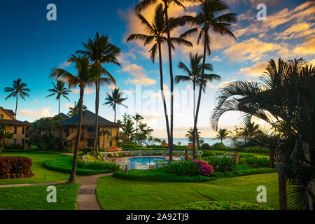 Haus mit Pool und Palmen in der Abenddämmerung beleuchtet; Kauai, Hawaii, Vereinigte Staaten von Amerika Stockfoto