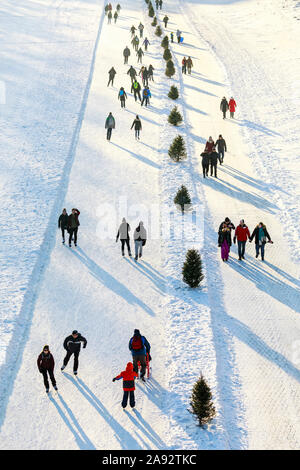 Eislaufen auf dem Assiniboine River, Teil des Red River Mutual Trail at the Forks; Winnipeg, Manitoba, Kanada Stockfoto