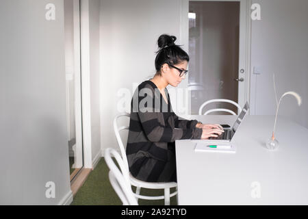 Frau im Büro mit laptop Stockfoto