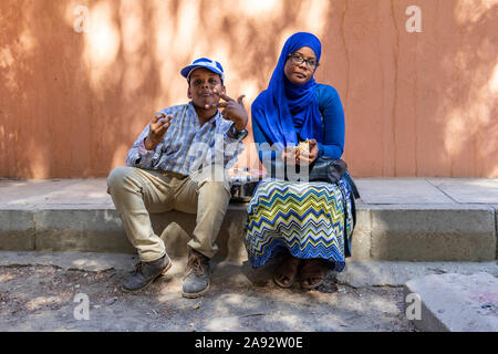 Sudanesische Frau und Junge; Kerma, Nordstaat, Sudan Stockfoto