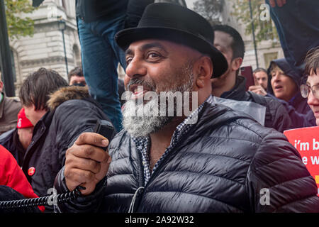 London, Großbritannien. 12. November 2019. Asad Rehman, Executive Director, Krieg auf Wollen. Eine Rallye durch die Streikenden von 6 South London McDonald speichert und Unterstützer in der Downing Street forderte £ 15 pro Stunde, ein Ende der Jugend Preise, garantierte Stunden bis zu 40 Stunden pro Woche, verschiebt 4 Wochen im Voraus, die Anerkennung der Bäcker Essen und Allied Workers' Union, und mit Respekt und Würde am Arbeitsplatz behandelt werden. Redner waren BFAWU Ian Hodson, TUC Frances O'Grady, Jo Grady von UCU, John McDonnell und ein Führer der uns für 15 Kampagne kämpfen. Peter Marshall / alamy Leben Nachrichten Stockfoto