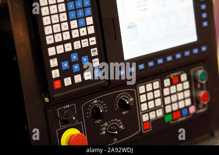 CNC-Steuerung in Bearbeitungszentrum Nahaufnahme. Selektive konzentrieren. Stockfoto