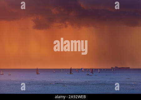Segelboote im Pazifischen Ozean bei Sonnenuntergang in einem Sturm vor der Insel Oahu; Oahu, Hawaii, Vereinigte Staaten von Amerika Stockfoto