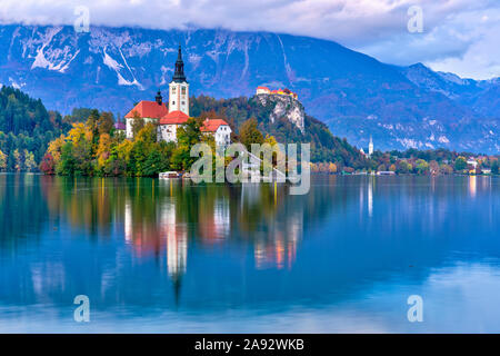 Die Wallfahrtskirche Mariä Himmelfahrt Maria Island Kirche spiegelt sich in der See von Bled, Slowenien, Europa. Stockfoto