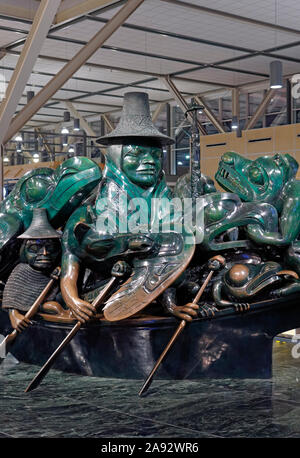 Der Geist der Haida Gwaii, der Jade Canoe grüne Jade Skulptur von Haida Künstler Bill Reid im Internationalen Flughafen von Vancouver, Vancouver, BC, Kanada Stockfoto