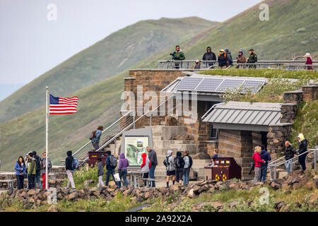 Besucher im Eielson Visitor Center im Denali National Park and Preserve, Interior Alaska; Alaska, Vereinigte Staaten von Amerika Stockfoto