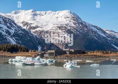 Portage Visitor Center zeigt hinter Eisbergen, die vom Portage Glacier gebrochen und über Portage Lake, Süd-Zentral Alaska, geschwommen sind Stockfoto