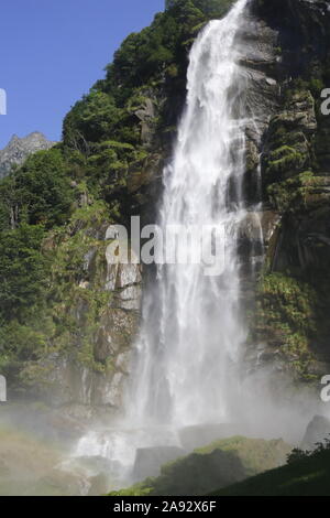 Acquafraggia Wasserfälle, ein Naturdenkmal der Lombardei seit 1984. Stockfoto